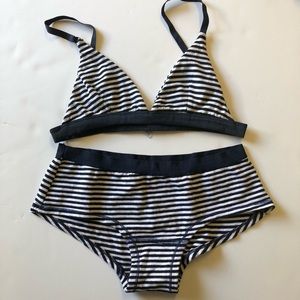 “ZANE”BRANDY MELVILLE BRALLETE AND UNDERWEAR SET